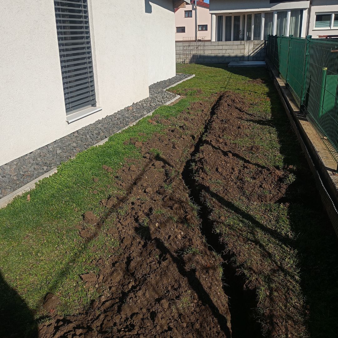 Večji namakalni sistem v procesu montaže, priprava za optimalno zalivanje.