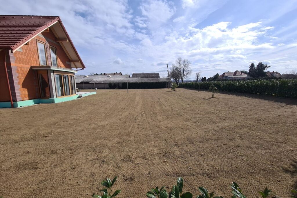 Natančno planiranje terena za stabilne in estetsko dovršene zunanje površine.