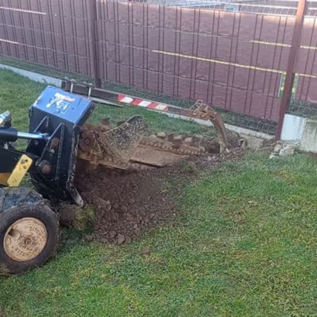 Stroj za kopanje jarkov za namakalne sisteme, priprava za montažo.